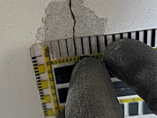Измерение трещины в стене частного дома при строительной экспертизе